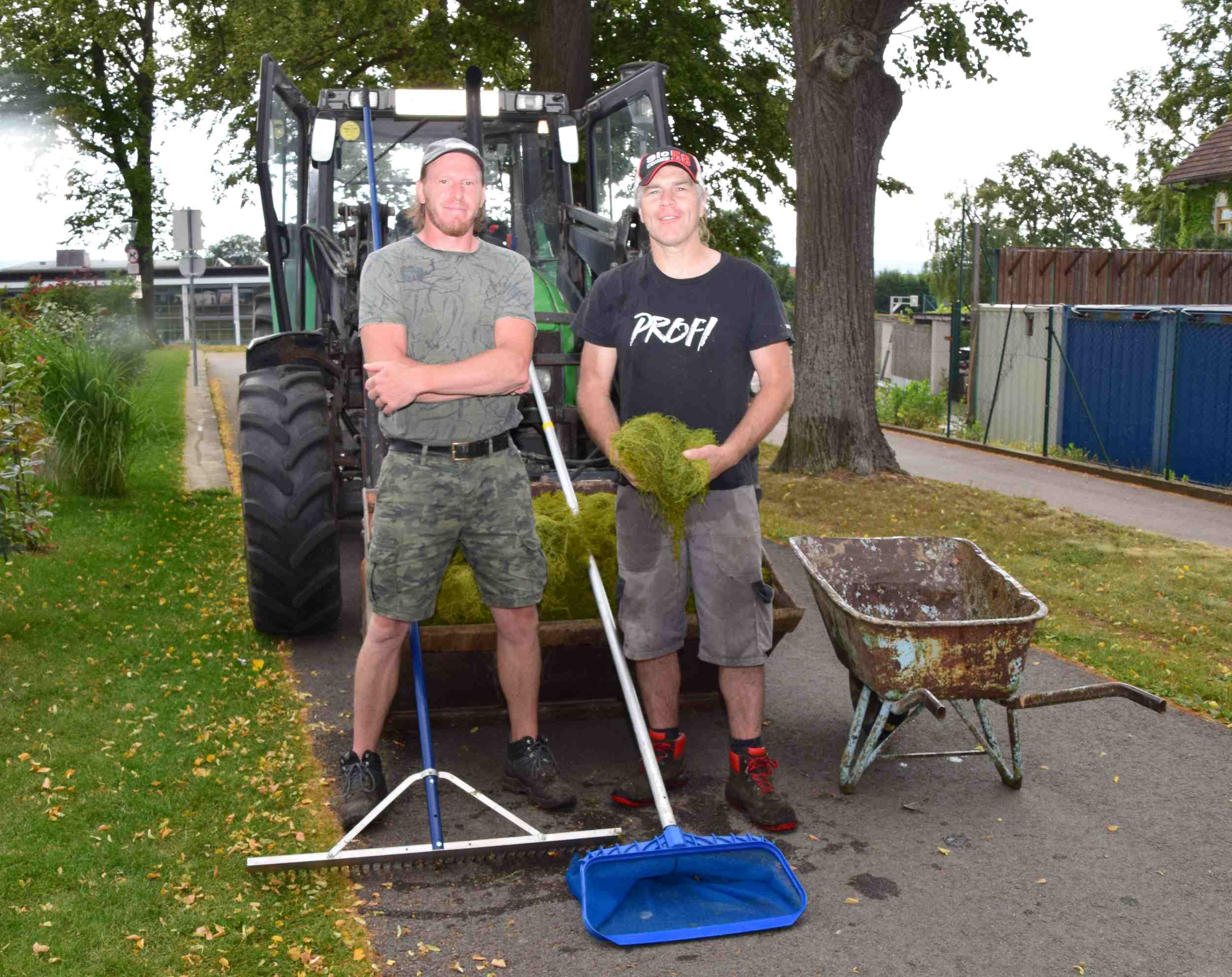 Markus Gintenreiter (l.) und Willi Krippel (r.) befreien den Horner Stadtsee vom überschüssigen Algenbewuchs. Foto: Gabriele Hohenegger